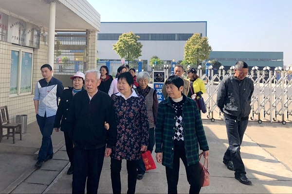 西洞庭劳模参观园区.jpg