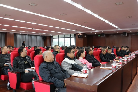 参与活动的人员听课现场