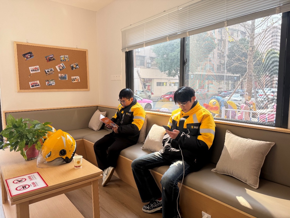 女人坐在沙发上

AI 生成的内容可能不正确。