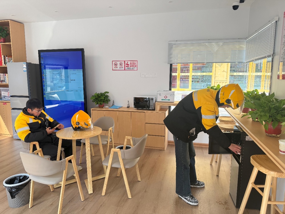 图片包含 室内, 桌子, 椅子, 房间

AI 生成的内容可能不正确。