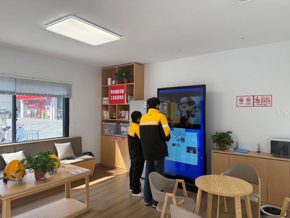 人站在房间里

AI 生成的内容可能不正确。