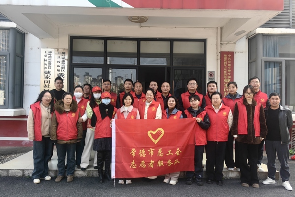 春风送暖学雷锋 志愿服务践初心——机关干部职工赴柳叶湖戴家岗社区开展志愿服务活动